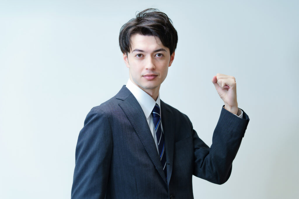 スーツ姿の若手ビジネスマン