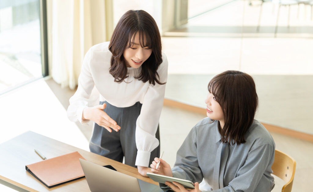 ミーティングをする2人のビジネスウーマン