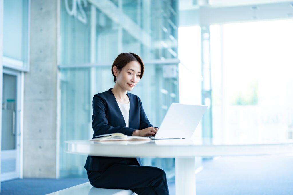 パソコン作業をする女性