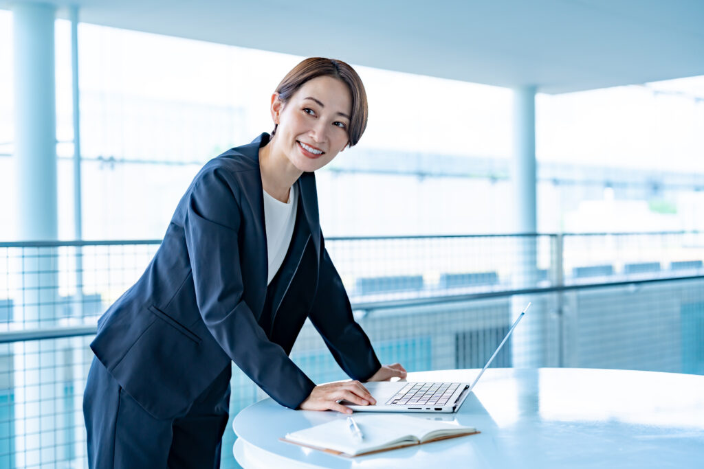 パソコン作業をする女性