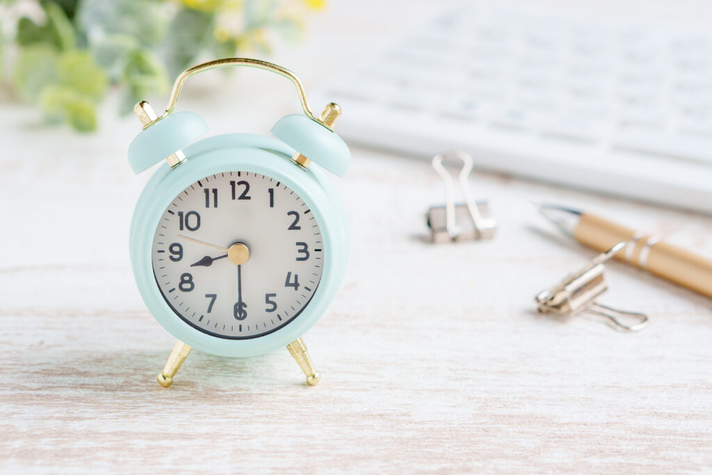  白い机のワークスペース｜時計とキーボード