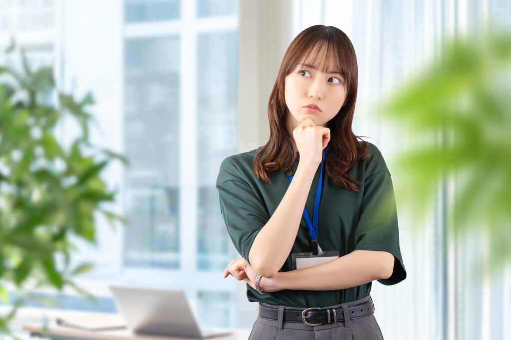 考えごとをする若い女性・ビジネスウーマン