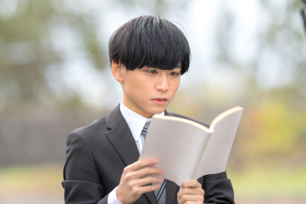 本を読むスーツ男性