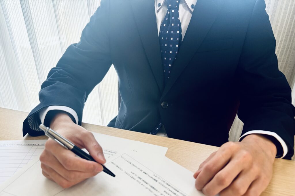 説明するビジネスマン