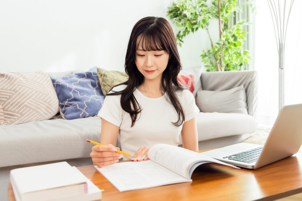 資格を取るために勉強をする若い女性