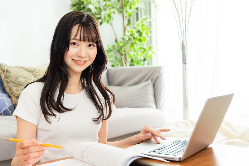 資格を取るために勉強をする若い女性