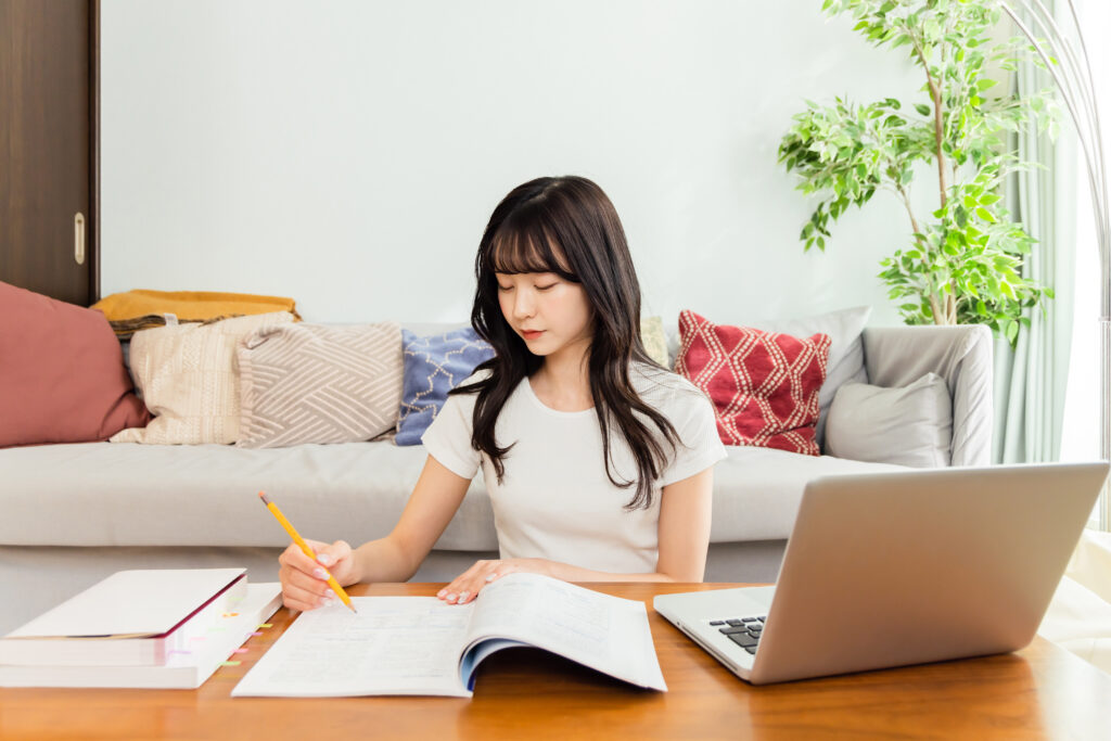 資格を取るために勉強をする若い女性