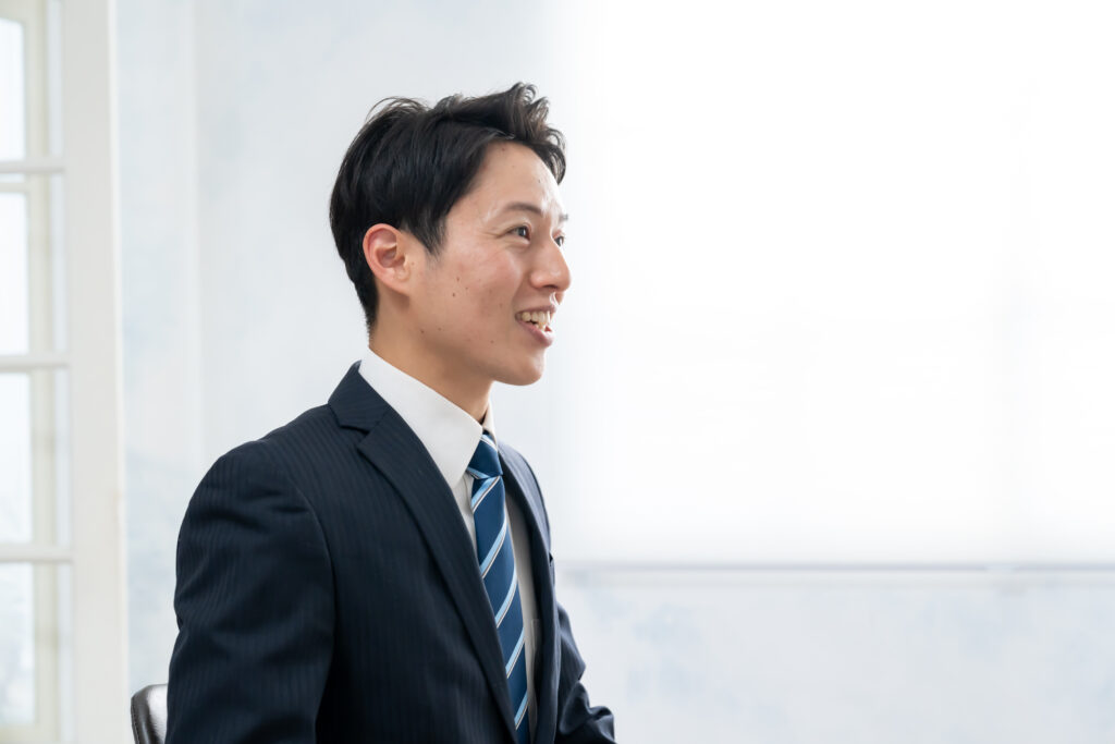 面接を受ける男性