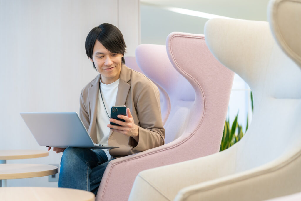 オフィスで働くビジネスマン