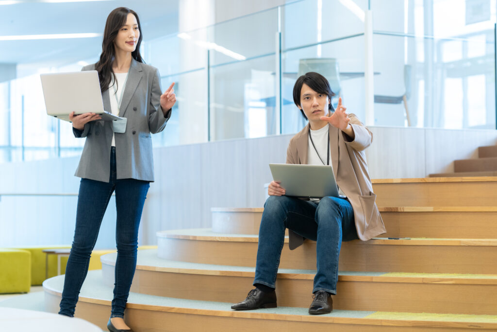 会議をする男女のビジネスマン