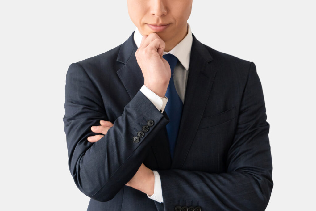 考えごとをする男性ビジネスマン
