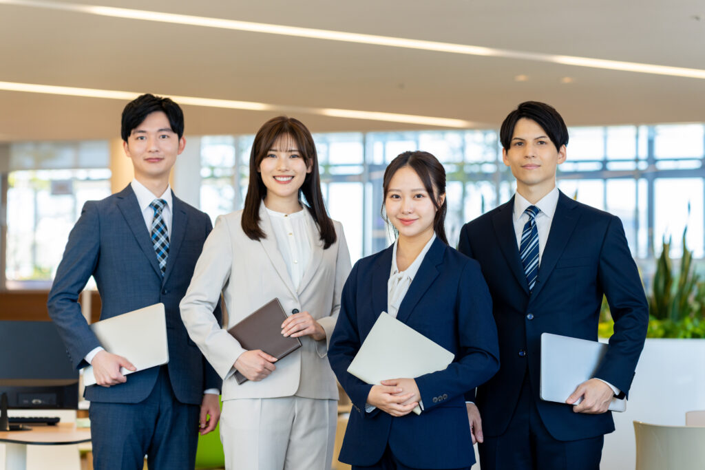 オフィスで働く若いビジネスマン