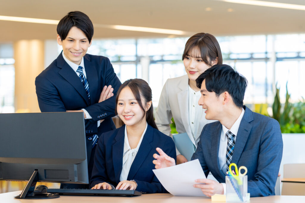 オフィスで働く若いビジネスマン