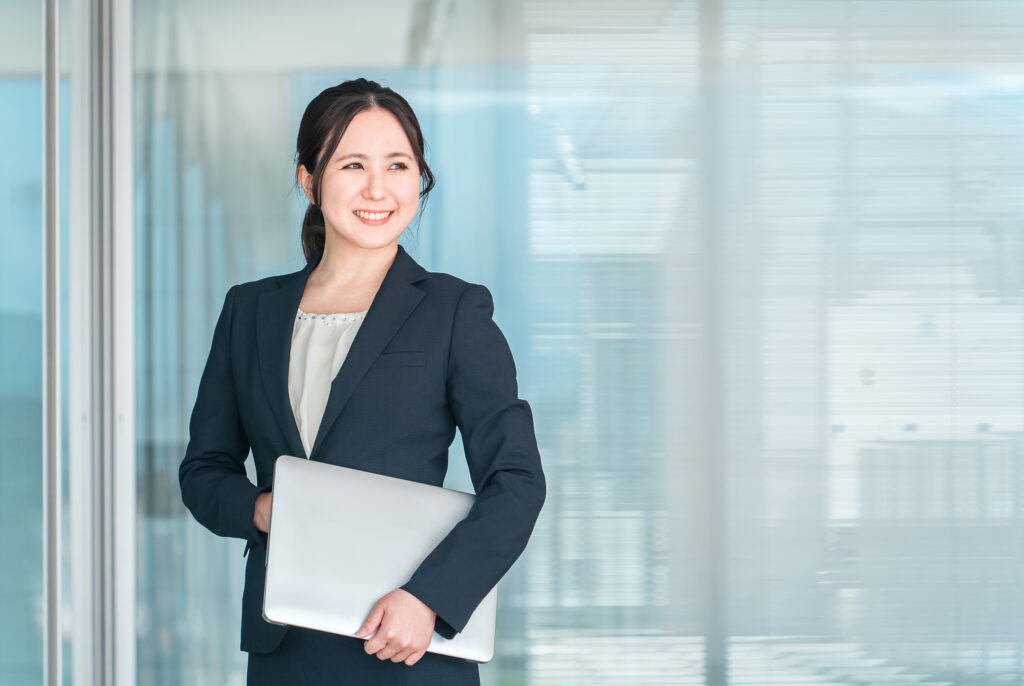 ノートパソコンを持つビジネスウーマン