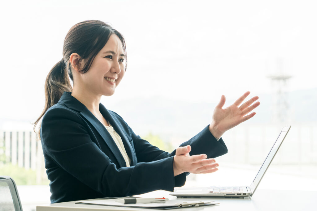 打ち合わせ・提案するビジネスウーマン