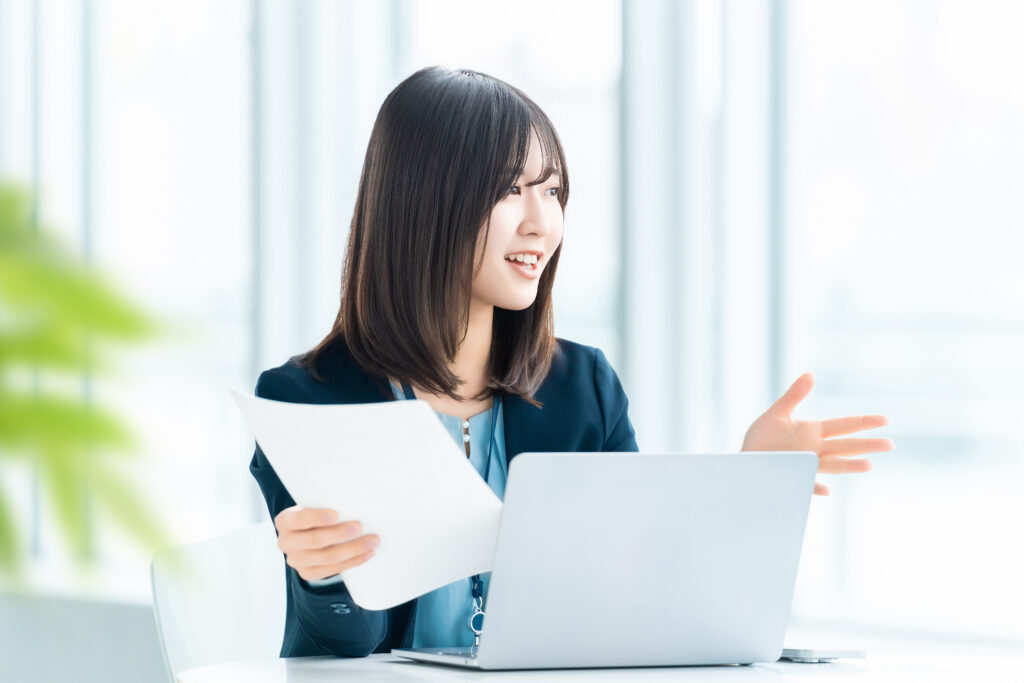 笑顔で対話をする女性