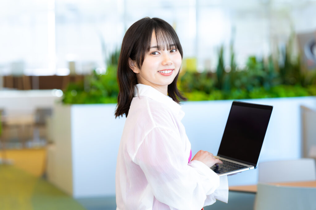 オフィスで働くビジネスウーマン