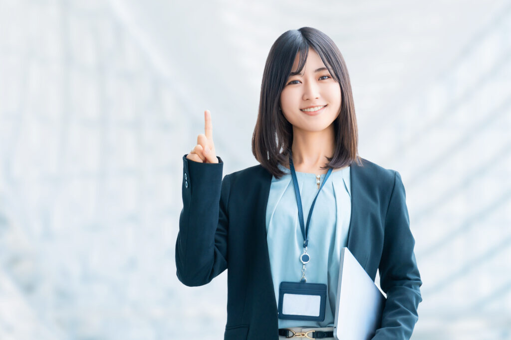 パソコンを持って案内をする笑顔の女性