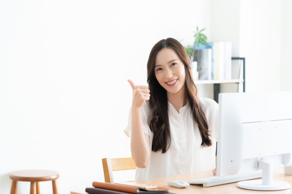 テレワークをする若い女性