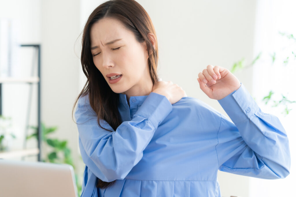 肩が痛い女性
