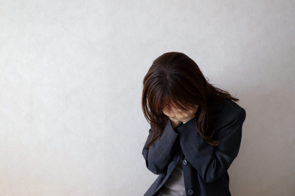 嘆き悲しむビジネスウーマン