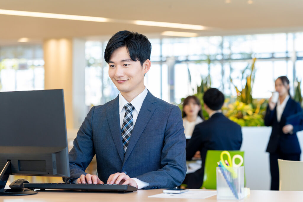 オフィスで働く若いビジネスマン