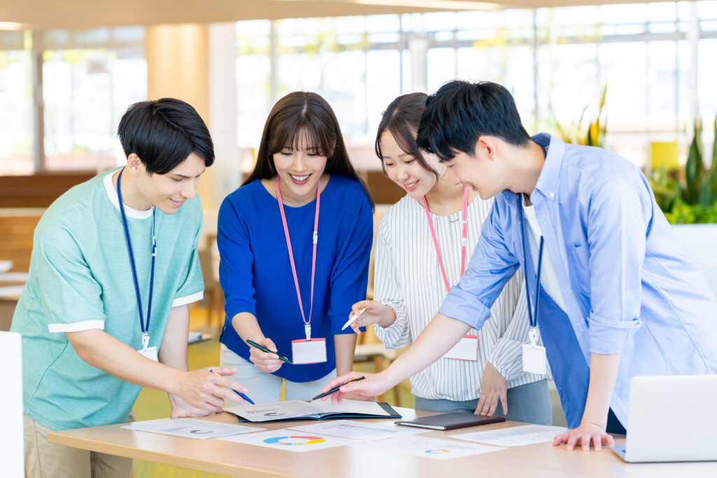 会議する若いエンジニア