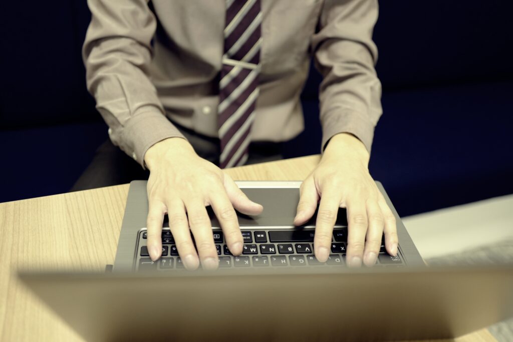 パソコンを操作するビジネスマン