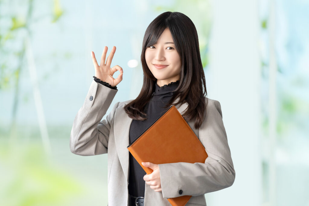OKポーズをする女性
