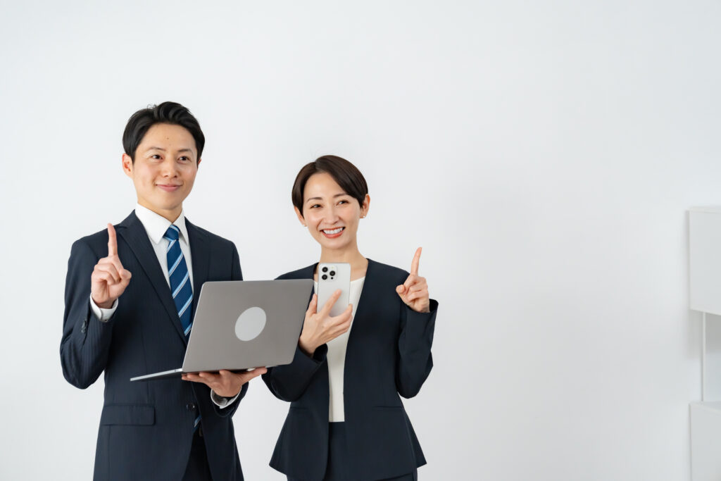 スーツを着た男女