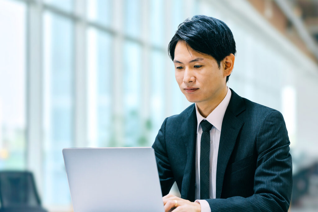 ノートパソコンを使うビジネスマン