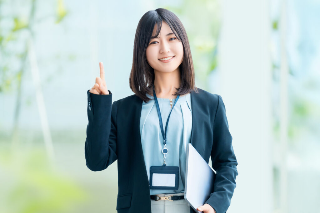 パソコンを持って案内をする笑顔の女性