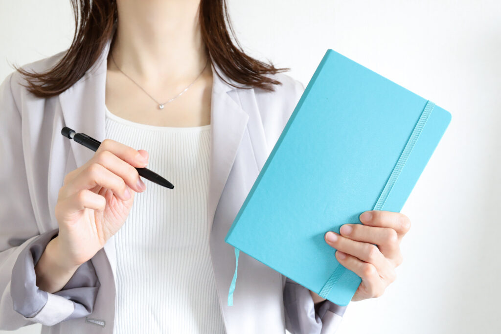 ノートとペンを持ったビジネスウーマン