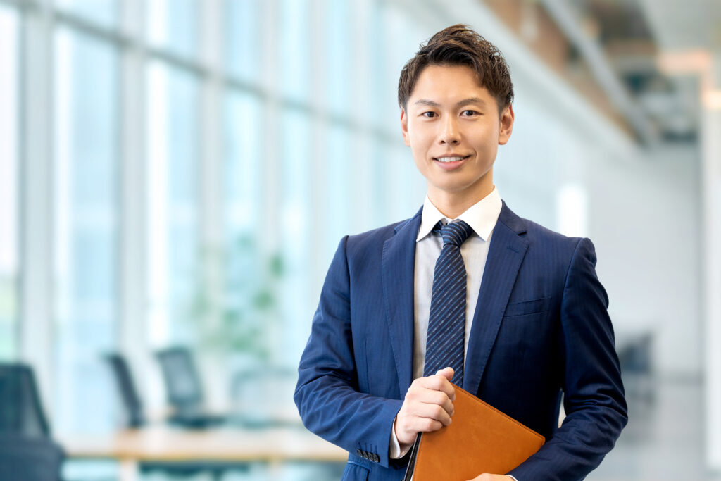 バインダーを持つ笑顔の男性ビジネスマン