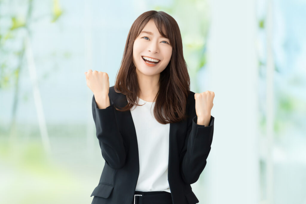 ガッツポーズをする女性