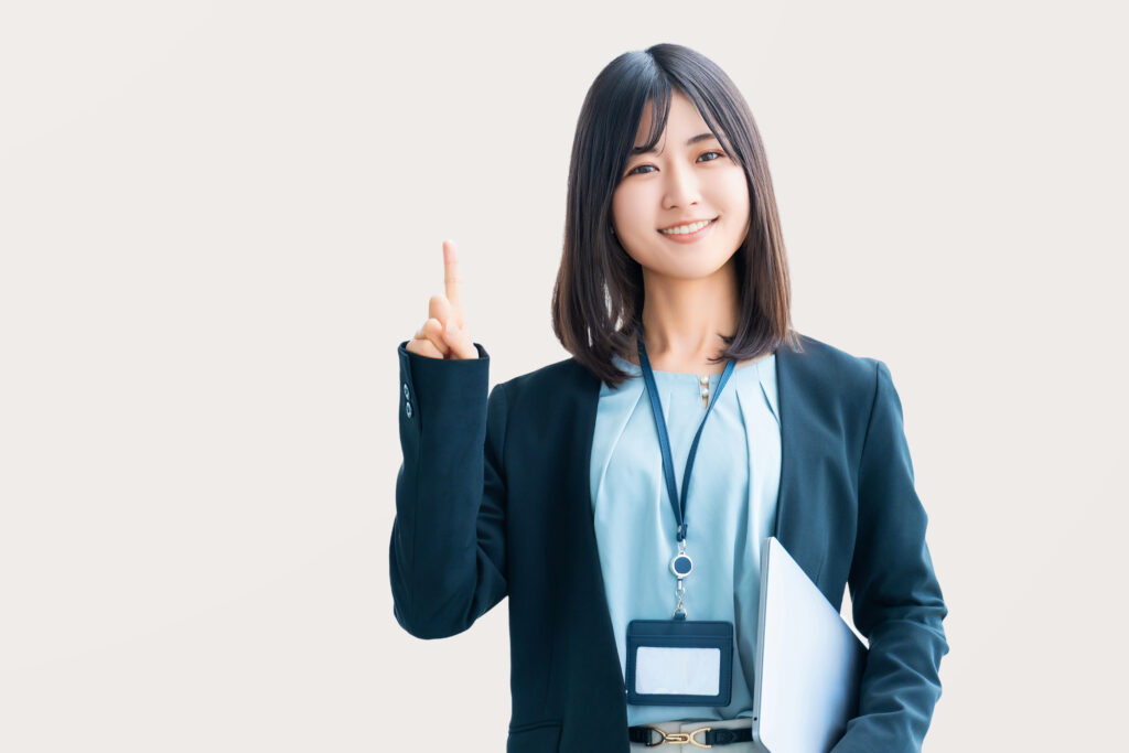パソコンを持って案内をする笑顔の女性