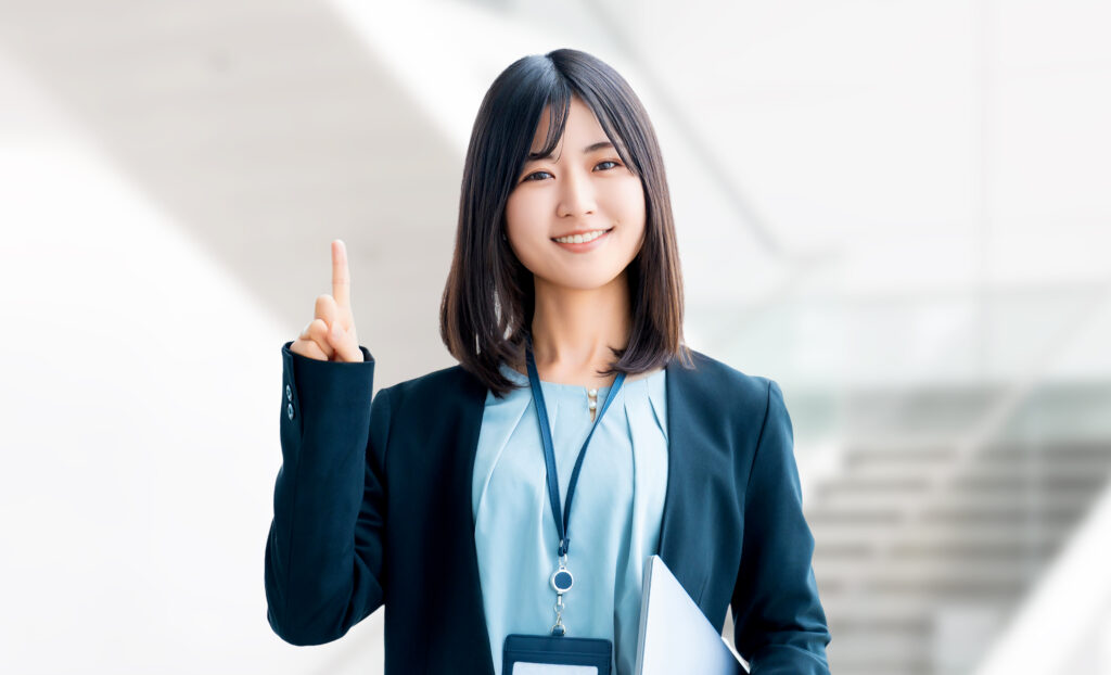 パソコンを持って案内をする笑顔の女性