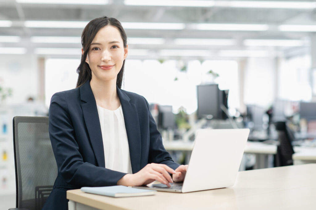 オフィスで仕事をする若いビジネスウーマン