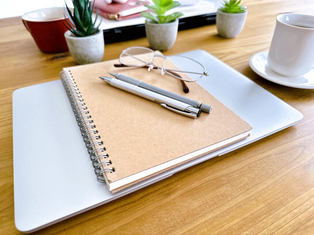 閉じたノートパソコン 休憩時間 休み時間