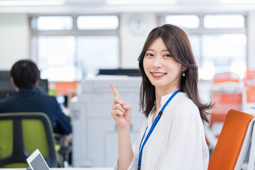 オフィスで働く若い女性