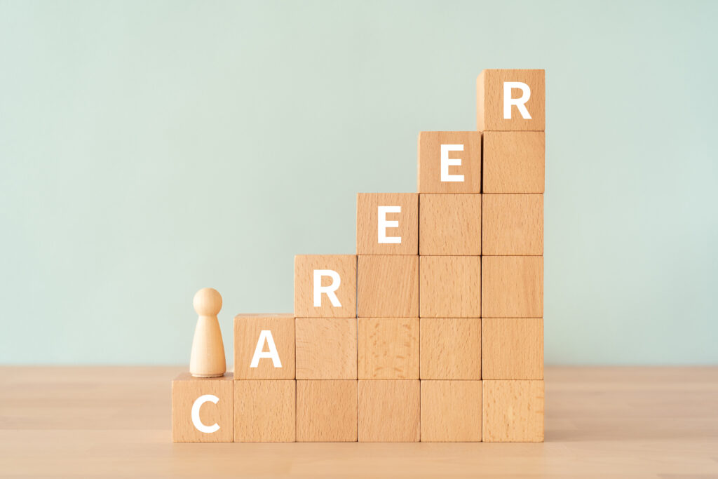 「CAREER」と書かれた積み木と人形