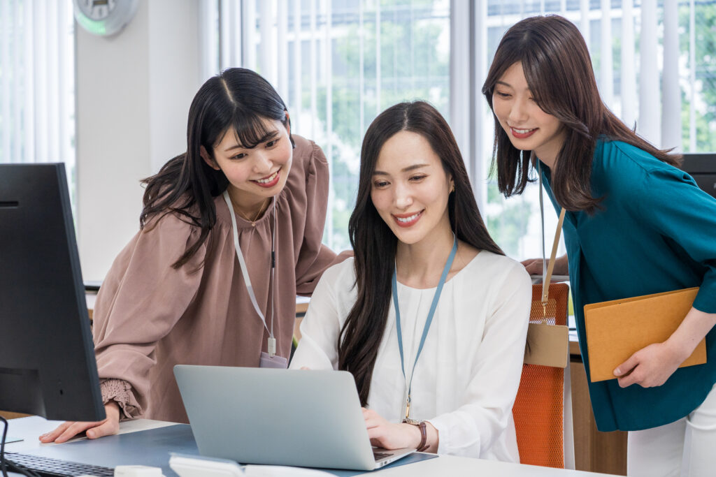 オフィスで仕事をする女性たち