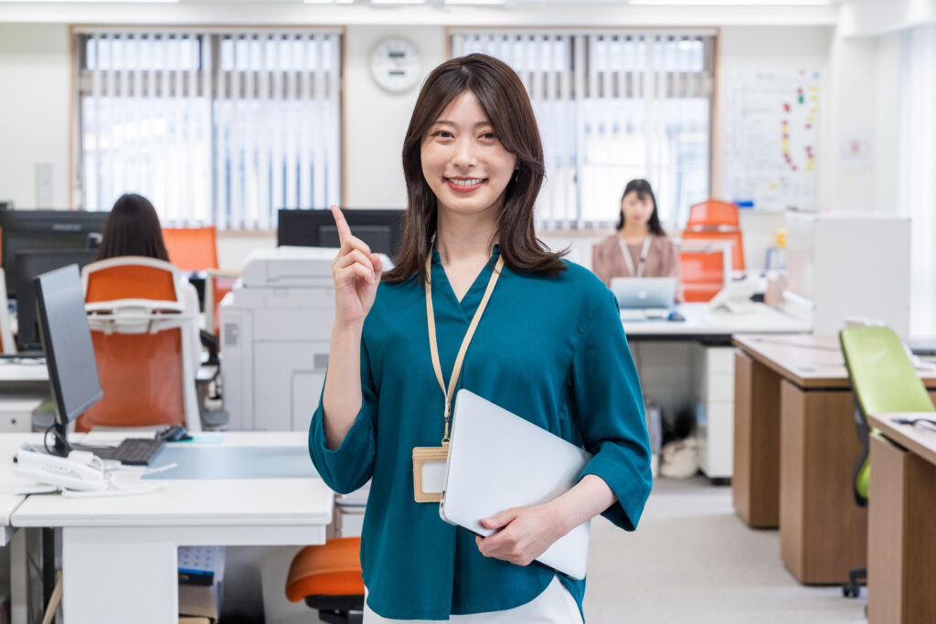 提案する女性ビジネスマン