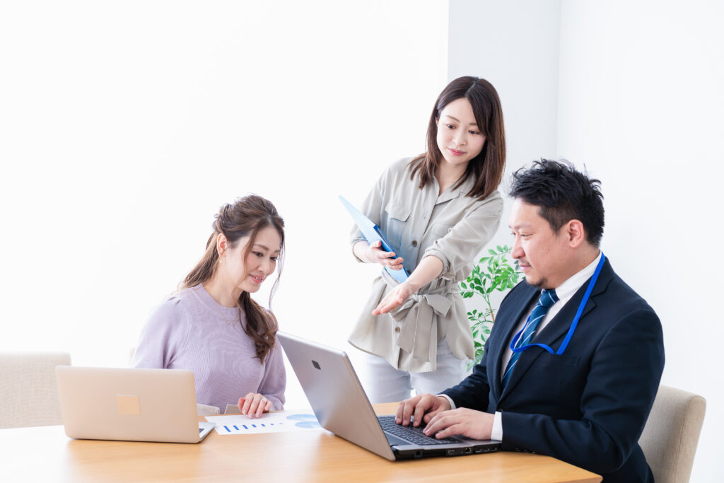 チームで仕事をする様子