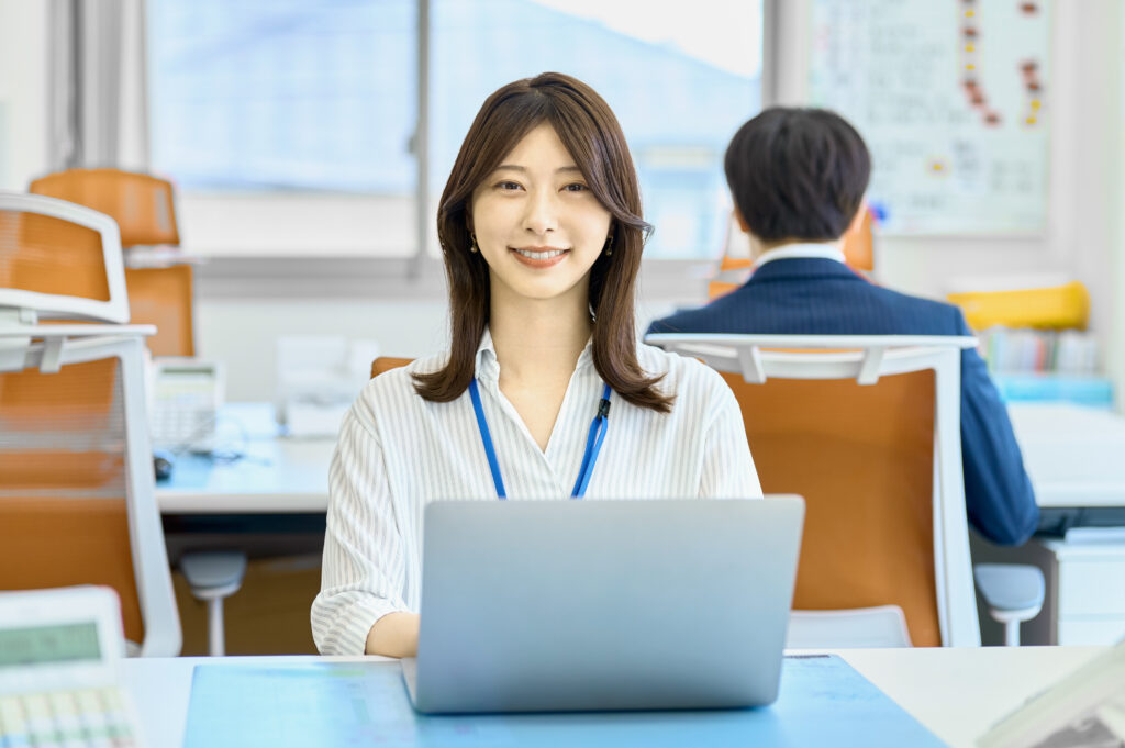  ビジネスウーマン　パソコン　オフィス