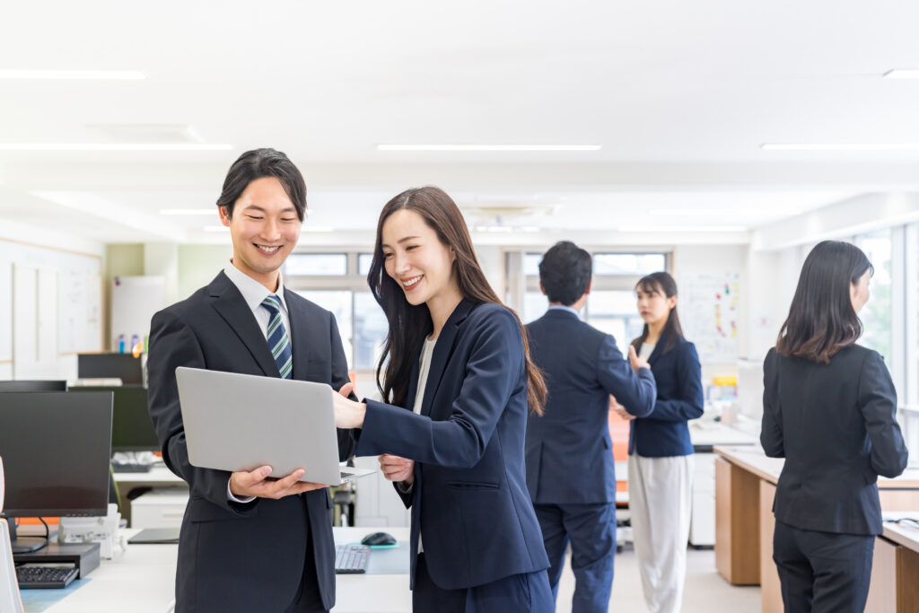 オフィスで働くビジネスパーソン