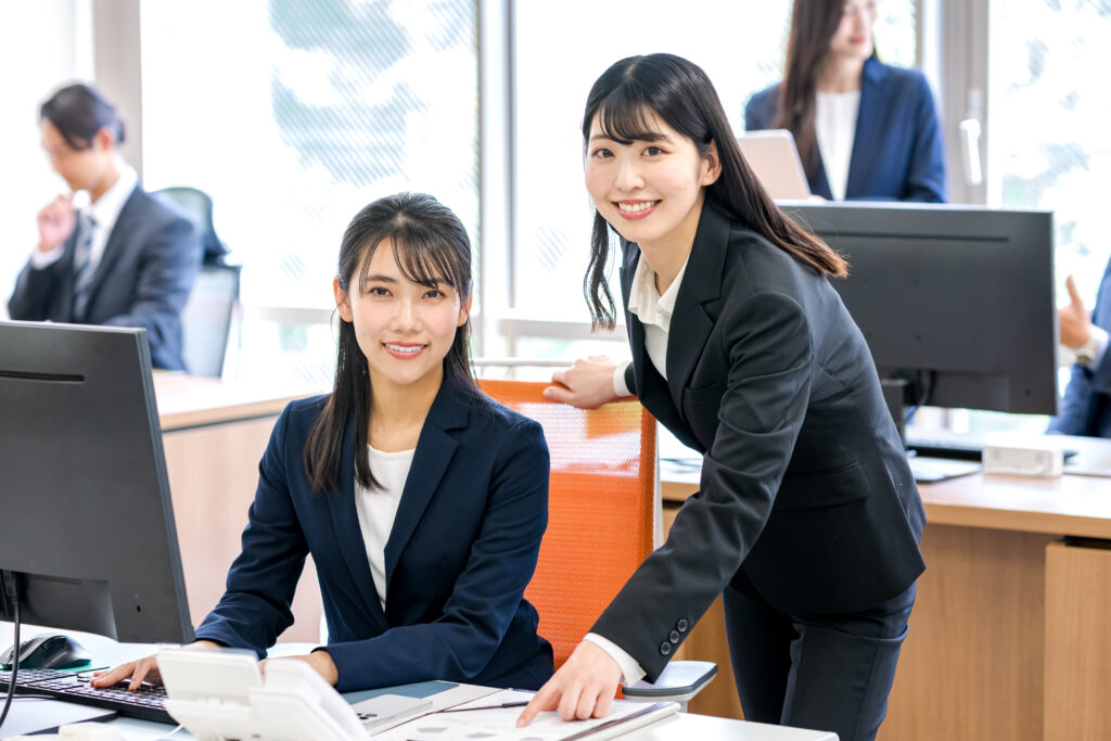 オフィスで働くビジネスウーマン