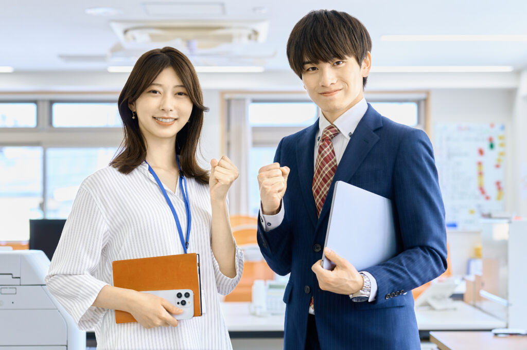 ガッツポーズする社員　ビジネス　男女