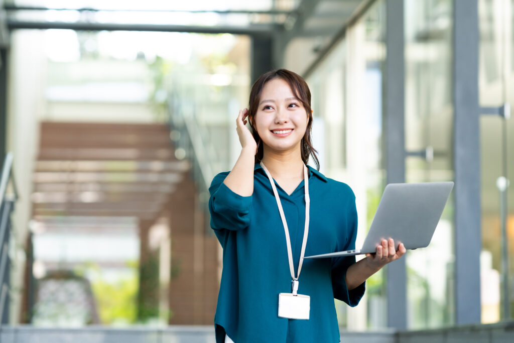 オフィスで働く若いエンジニア