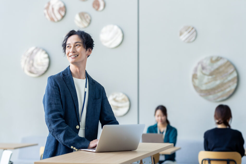 オフィスで働くビジネスマン